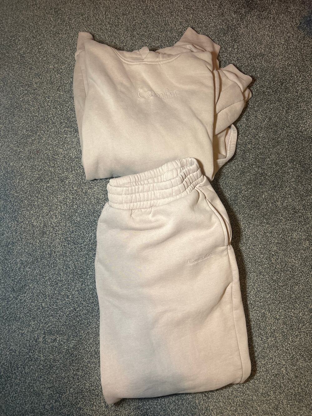 Comfrt men’s hoodie and pants set brown 
Hoodie is 2x and pants is xl